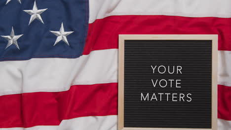 Animiertes-Schild-Mit-Der-Aufschrift-„Ihre-Wahlangelegenheiten“-Liegt-Auf-Der-US-amerikanischen-Flagge-Für-Die-US-Wahl-2024-1